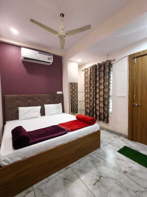 Deluxe Apartment, 2 Bedrooms, Balcony, City View | Bed sheets - Hotel Laxmi villa (Ujjain)