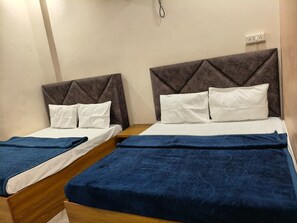 Apartamento luxo, 2 quartos, sacada, vista para a cidade | Roupa de cama