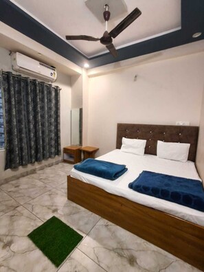 Deluxe Double Room, Balcony, City View | Bed sheets - Hotel Laxmi villa (Ujjain)