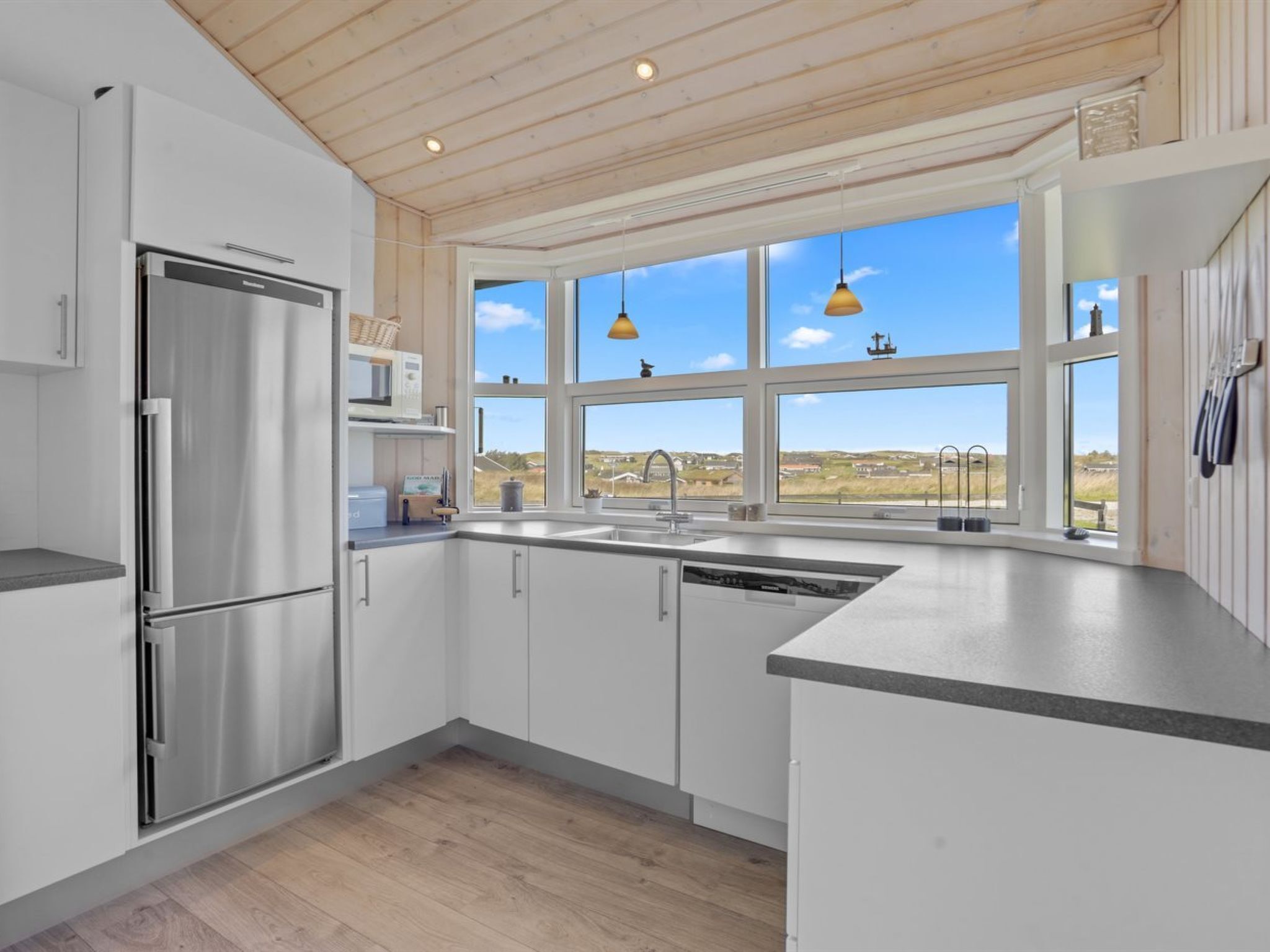 Kjøleskap, oppvaskmaskin og kjøkkenutstyr