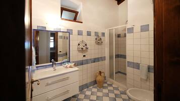 Dusche, Haartrockner, Bidet, HandtĂŒcher