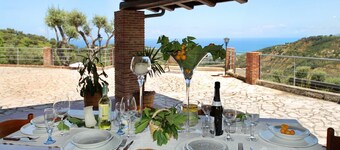 VVilla Cosentino is an enchanting retreat immersed in the Mediterranean nature of Sicily, where peace, privacy and authenticity come together. Surrounded by centuries-old olive trees, fruit trees and breathtaking sea views, this villa is the ideal place 