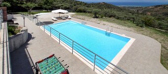 VVilla Cosentino is an enchanting retreat immersed in the Mediterranean nature of Sicily, where peace, privacy and authenticity come together. Surrounded by centuries-old olive trees, fruit trees and breathtaking sea views, this villa is the ideal place 