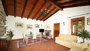 Living area - VVilla Cosentino is an enchanting retreat immersed in the Mediterranean nature of Sicily, where peace, privacy and authenticity come together. Surrounded by centuries-old olive trees, fruit trees and breathtaking sea views, this villa is the ideal place  (Acquedolci)