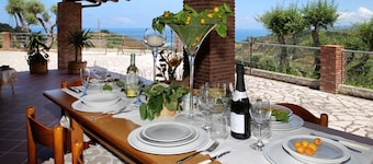 VVilla Cosentino is an enchanting retreat immersed in the Mediterranean nature of Sicily, where peace, privacy and authenticity come together. Surrounded by centuries-old olive trees, fruit trees and breathtaking sea views, this villa is the ideal place