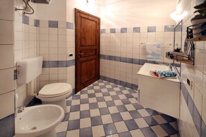 Regadera, secadora de cabello, bidet, toallas 