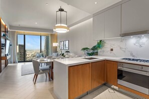Fridge, microwave, oven, stovetop - High-End 2Bedroom Near Dubai Opera & Mall (Dubai)