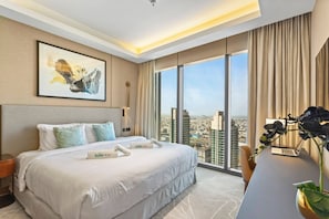 Työpöytä, silitysrauta/-lauta, vauvan matkasänky, Wi-Fi