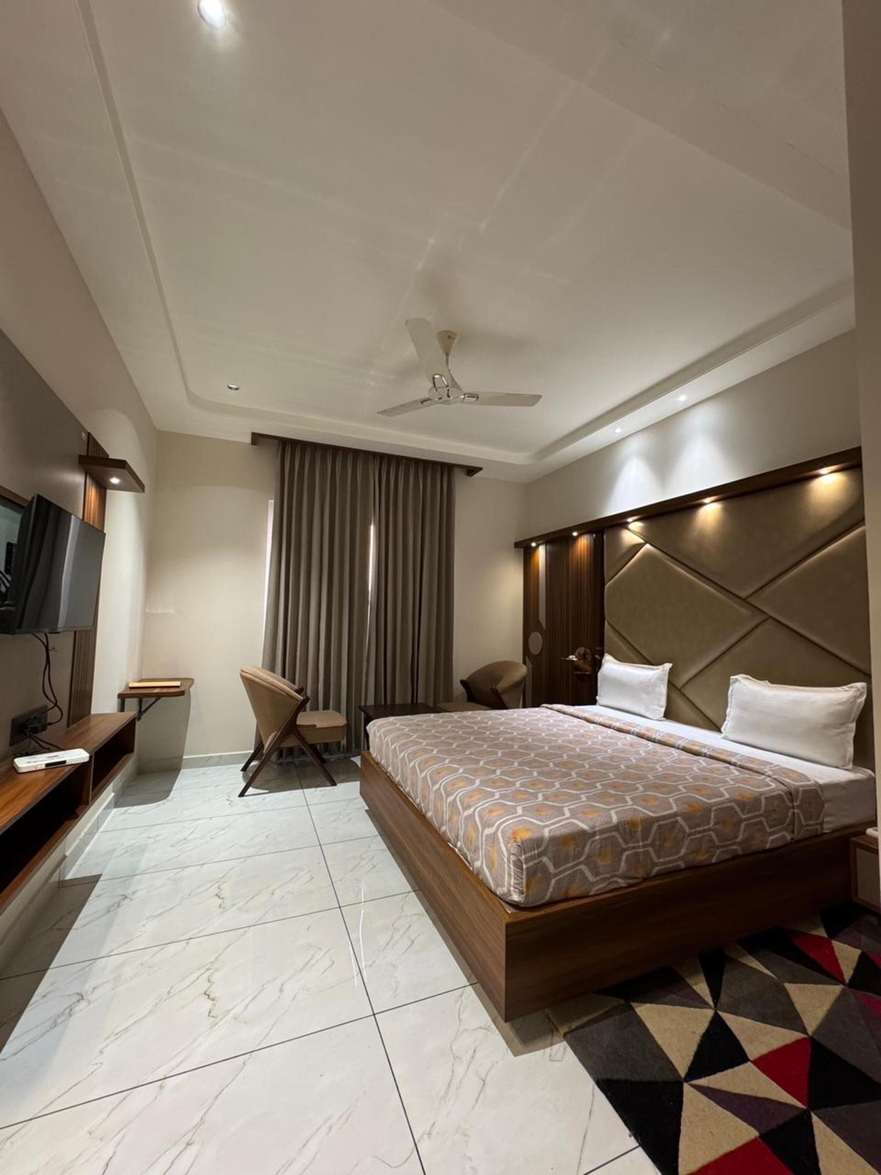 Desk, laptop workspace, rollaway beds, free WiFi