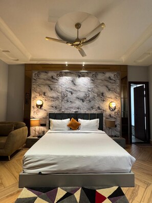 ラグジュアリー ルーム | デスク、ノートパソコン用作業スペース、可動式ベッド、WiFi (無料)