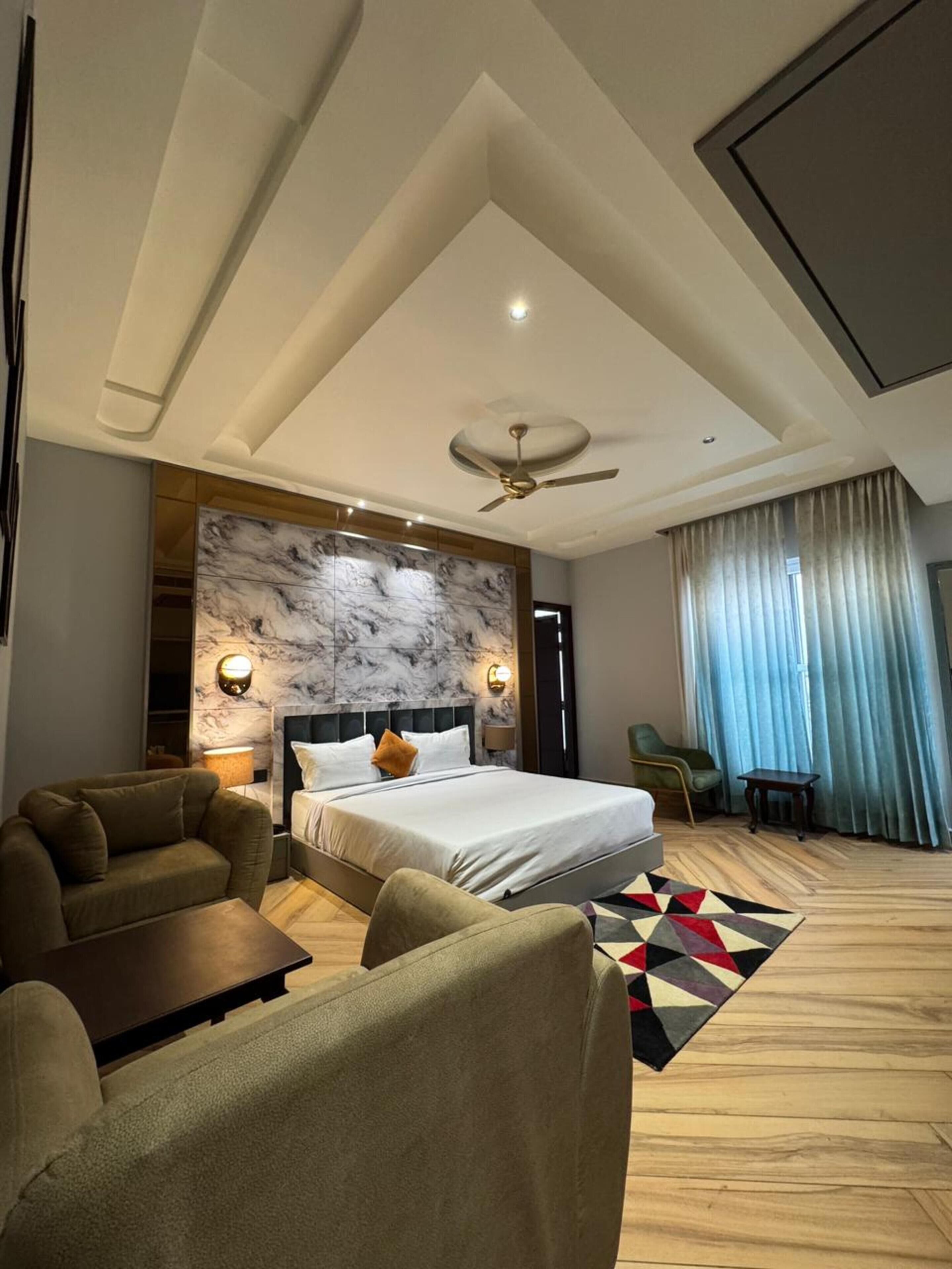 Luxury Room | Desk, laptop workspace, rollaway beds, free WiFi