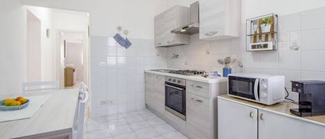 Oppvaskmaskin, brødrister, krydder og papirhåndklær