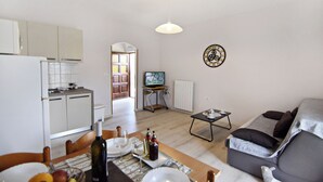 A compact living space with a dining area, kitchen, and seating area. - Peaceful Flat Surrounded by Nature (Umag)