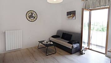 Apartment, 1 Bedroom, Balcony, Garden View | Living room