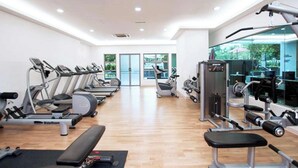 A gym with treadmills, a bench, and weight machines. - Cozy High-Floor Suasana KL with City Views (Kuala Lumpur)