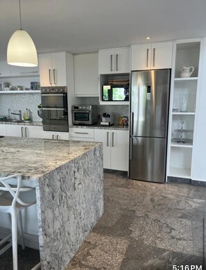 Microondas, horno, parrilla de estufa y lavavajillas 