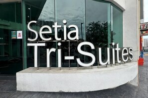 En skylt för Setia Tri-Suites.