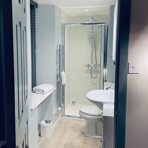 Shower, hair dryer, towels, soap - Historic Central Lerwick House | Pets Welcome (Lerwick)