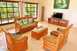 Books - Oceanfront Villa Mawar – Private Pool, Gorgeous Sunsets & Friendly Staff (Seririt, Kabupaten Buleleng, Bali)