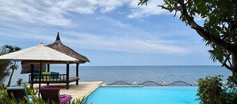 Oceanfront Villa Mawar – Private Pool, Gorgeous Sunsets & Friendly Staff