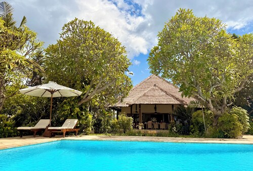 Oceanfront Villa Mawar – Private Pool, Gorgeous Sunsets & Friendly Staff