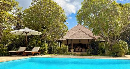 Oceanfront Villa Mawar – Private Pool, Gorgeous Sunsets & Friendly Staff