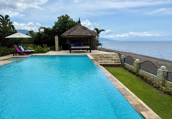 Outdoor pool - Oceanfront Villa Mawar – Private Pool, Gorgeous Sunsets & Friendly Staff (Seririt, Kabupaten Buleleng, Bali)