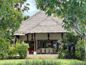 Exterior - Oceanfront Villa Mawar – Private Pool, Gorgeous Sunsets & Friendly Staff (Seririt, Kabupaten Buleleng, Bali)