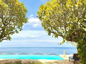 Outdoor pool - Oceanfront Villa Mawar – Private Pool, Gorgeous Sunsets & Friendly Staff (Seririt, Kabupaten Buleleng, Bali)