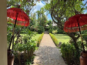 Property grounds - Oceanfront Villa Mawar – Private Pool, Gorgeous Sunsets & Friendly Staff (Seririt, Kabupaten Buleleng, Bali)