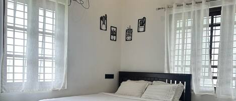 Basic Tek Büyük Yataklı Oda, Balkon, Plaj Manzaralı | Oturma alanı