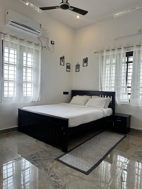 Basic Double Room, Balcony, Beach View | Living area