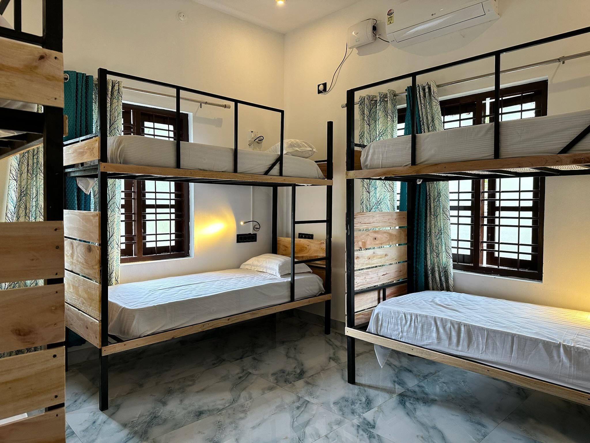 Escritorio, espacio para trabajar con laptop y wifi gratis 