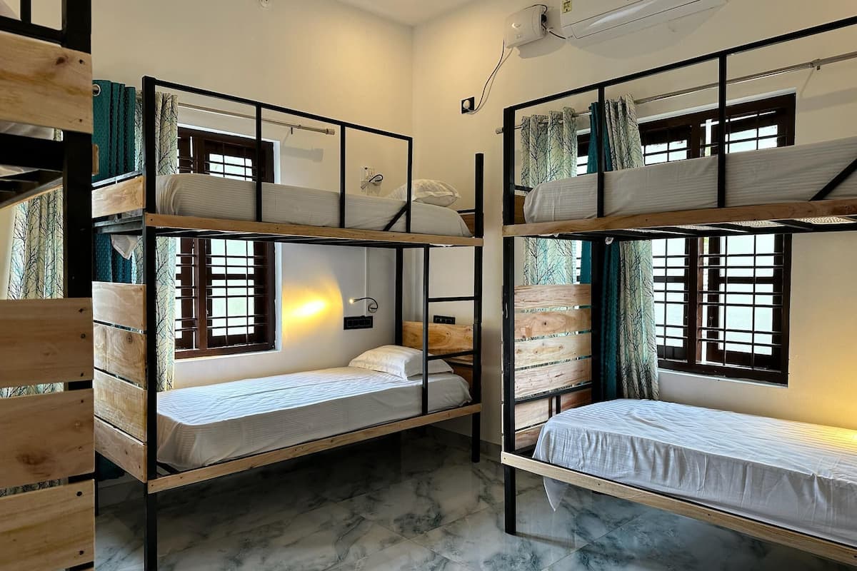 Escritorio, espacio para trabajar con laptop y wifi gratis