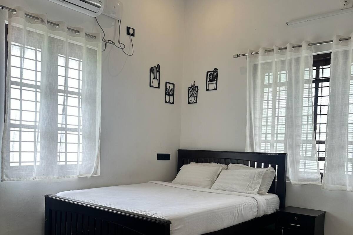 Basic Room | Desk, laptop workspace, WiFi (free)