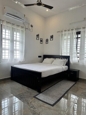 Basic Room | Desk, laptop workspace, free WiFi