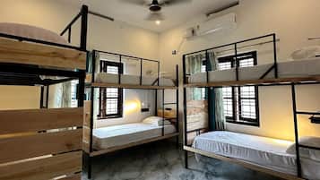 Escritorio, espacio para trabajar con laptop y wifi gratis