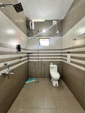 Basic közös hálóterem | Fürdőszoba | Ingyenes piperecikkek, hajszárító, törölközők és szappan