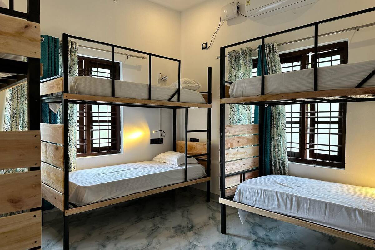 Basic Double Room, Balcony, Beach View | Living area