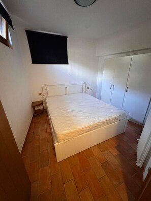 Iron/ironing board, WiFi, bed sheets - Torbole Lake View Retreat Apartment with Lake View, Private Garden & Wi-Fi (Torbole)