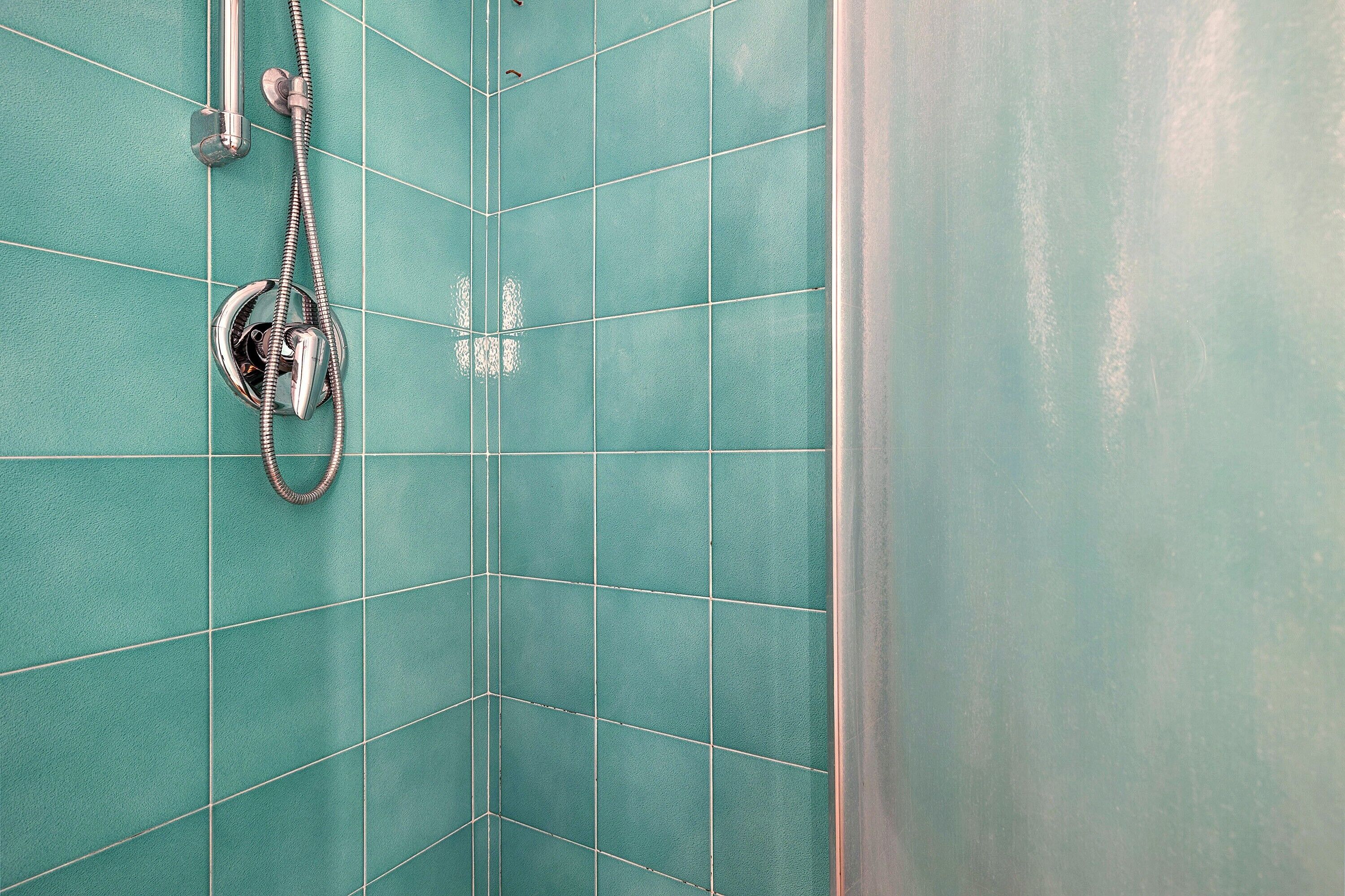 Douche, sèche-cheveux, serviettes fournies