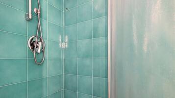 Douche, sĂšche-cheveux, serviettes fournies