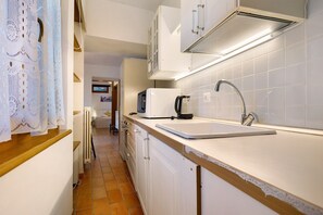 Interior - Villa G, Apartment with Lake View, Private Garden and Wi-Fi (Torbole)