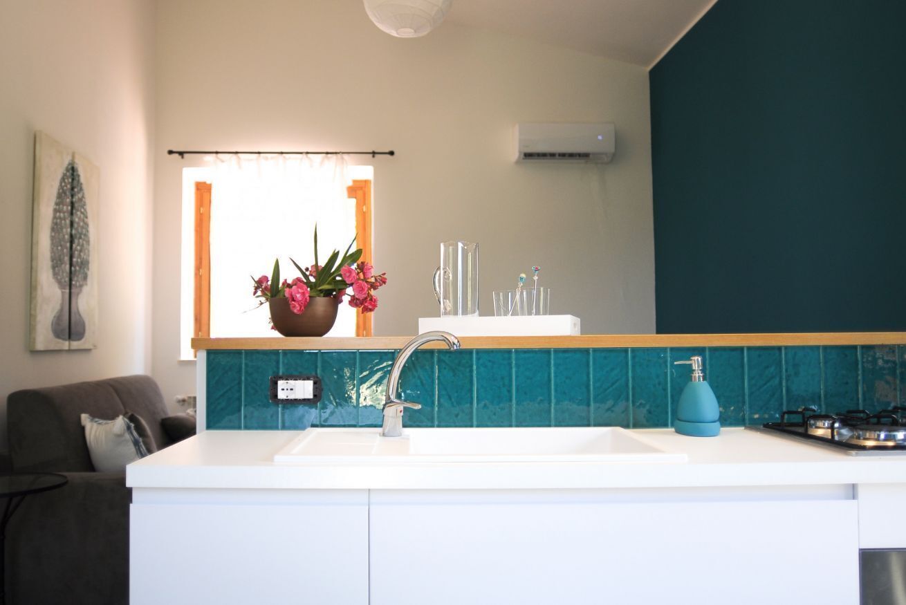 Refrigerador, horno, placa de cocina, silla alta para bebés