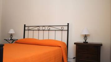 1 chambre, coffres-forts dans les chambres, fer et planche à repasser