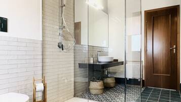 Ducha, secador de pelo, bidet, toallas