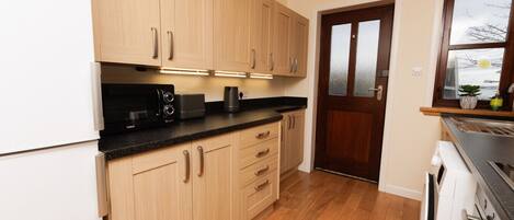 Réfrigérateur, four à micro-ondes, un four, surface de cuisson