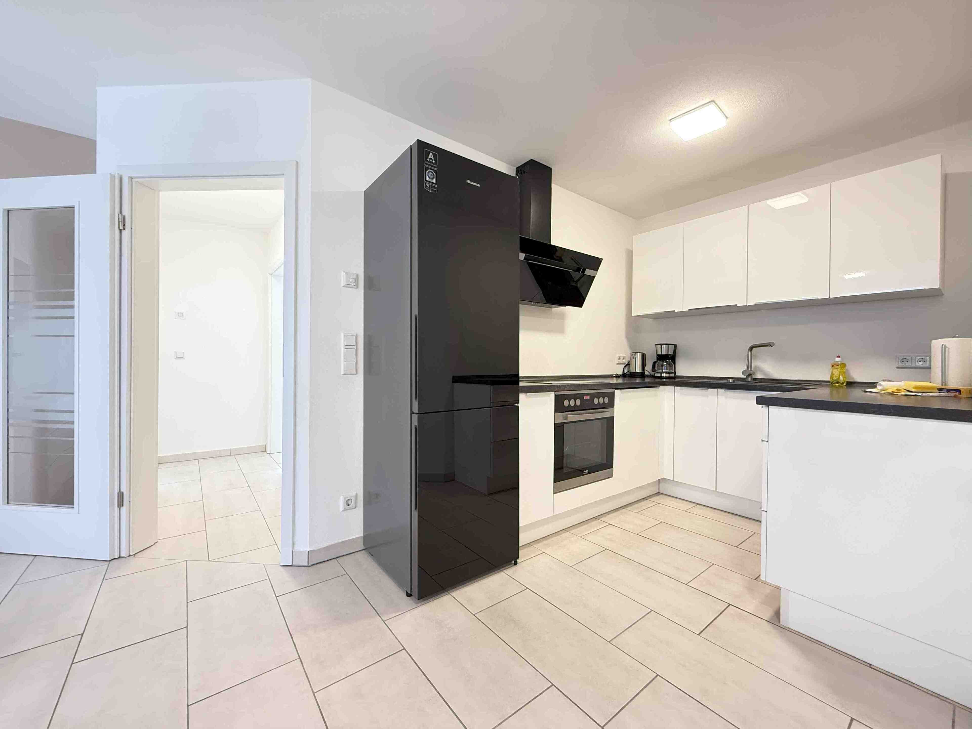 Kühlschrank, Ofen, Geschirrspüler, Wasserkocher mit Kaffee-/Teezubehör