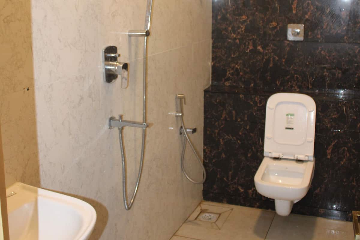 Deluxe Double or Twin Room, Balcony | Bathroom | Shower, towels