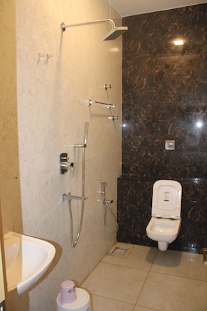 Deluxe Double or Twin Room, Balcony | Bathroom | Shower, towels - Siva Subramaniyar Residency (Tiruvannamalai)